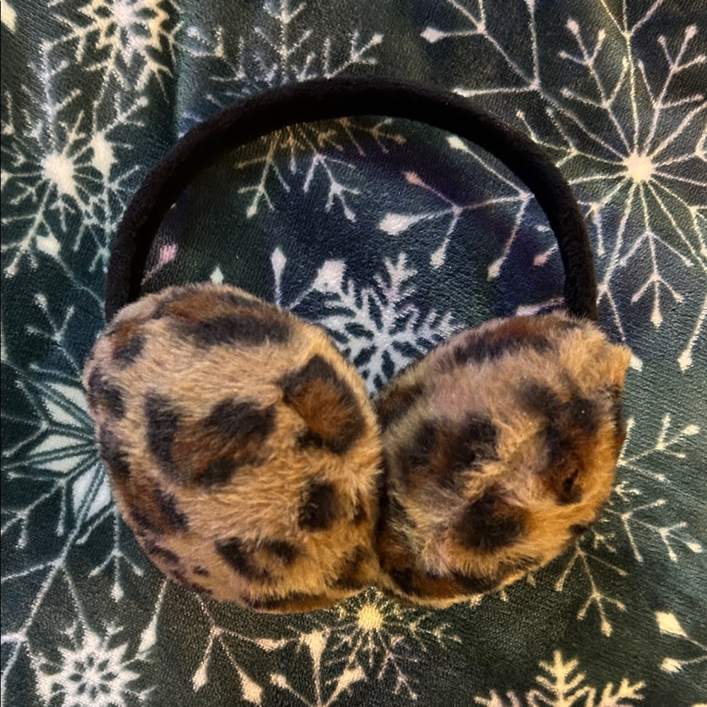 Fluffy Earmuffs (Leopard print design Black)💛🖤🐆